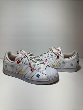 Adidas Youth Superstar J sneakers with Floral Accents Hello Kitty Size 6